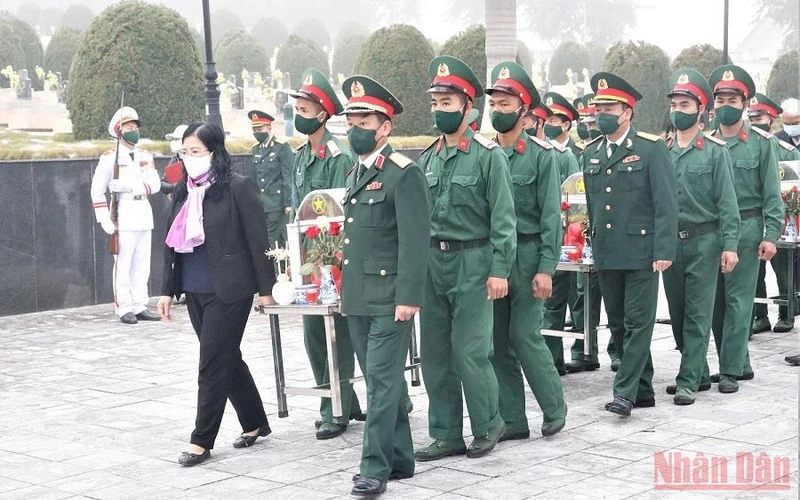 Cán bộ, nhân dân Điện Biên tổ chức an táng hài cốt các liệt sĩ tại Nghĩa trang liệt sĩ Tông Khao.