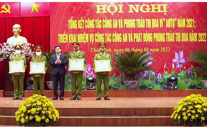 Chủ tịch UBND tỉnh Thái Bình Nguyễn Khắc Thận trao Bằng khen cho lực lượng phá đường dây đánh bạc hơn 8.400 tỷ đồng.