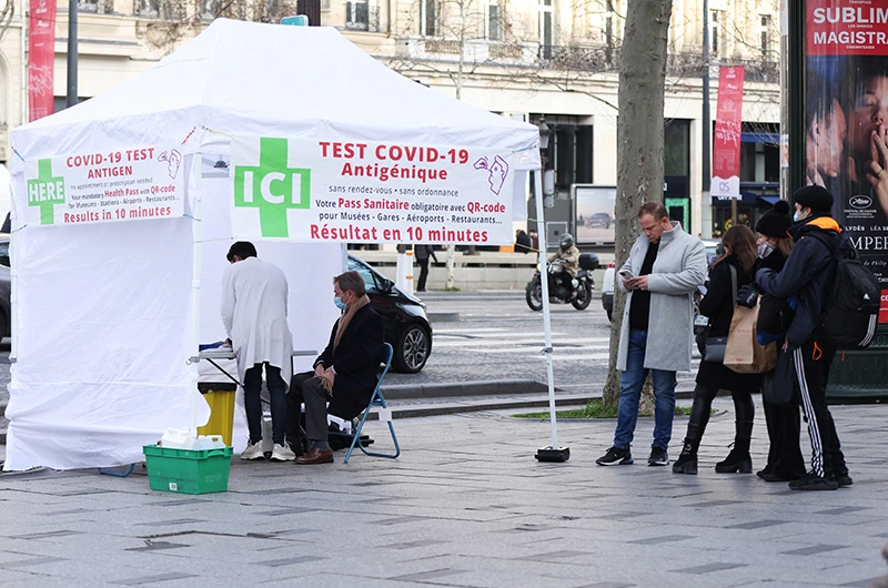 Một điểm xét nghiệm Covid-19 tại Paris, Pháp. (Ảnh: THX/TTXVN)