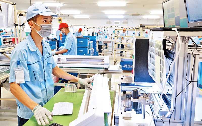 Công ty TNHH Rhythm Precision Việt Nam, Khu công nghiệp Nội Bài (Sóc Sơn) vừa tập trung phòng, chống dịch, vừa bảo đảm duy trì sản xuất. Ảnh: Phạm Hùng