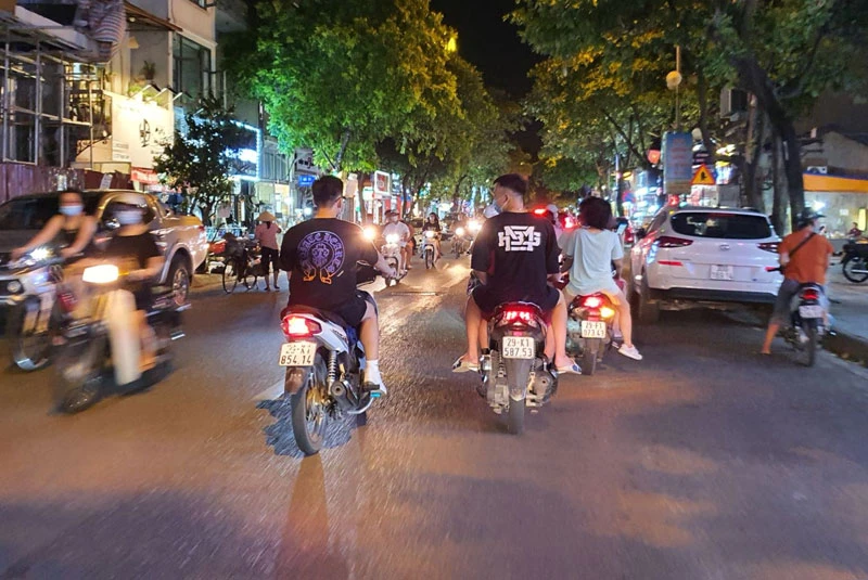 Đi xe gắn máy không đội mũ bảo hiểm bị phạt gấp đôi mức hiện hành.