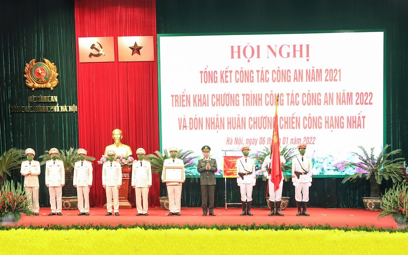 Thừa ủy quyền của Chủ tịch nước, Bộ trưởng Công an Tô Lâm trao Huân chương Chiến công hạng Nhất tặng Công an thành phố Hà Nội.