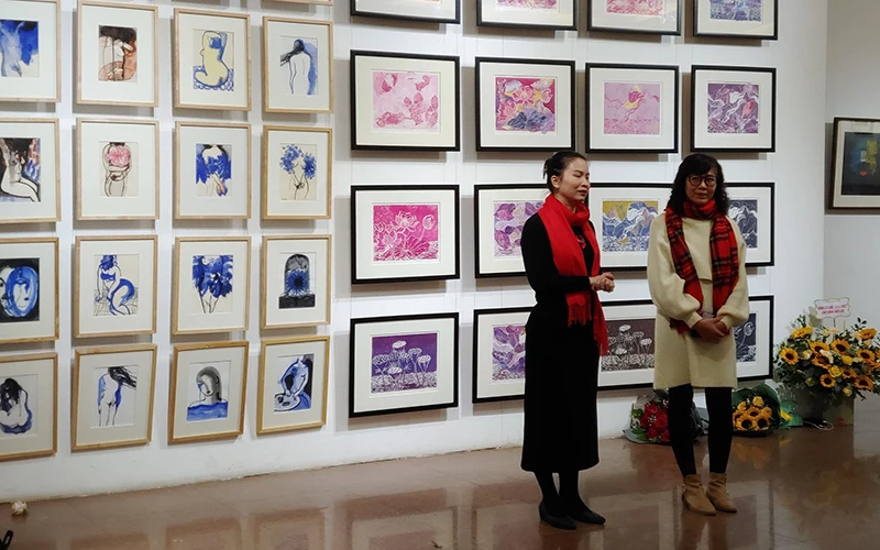 Hai họa sĩ Trang Thanh Hiền và Nguyễn Mỹ Ngọc tại lễ khai mạc triển lãm “Mùa trong vườn”.