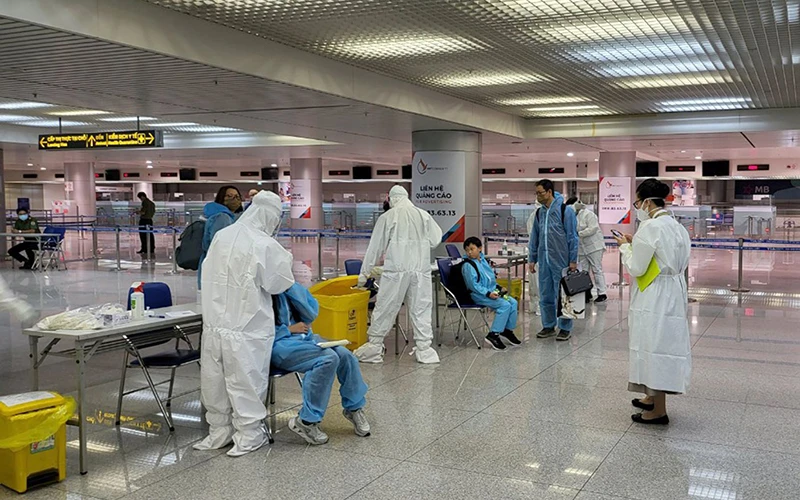 Khu vực lấy mẫu test nhanh cho người nhập cảnh tại Cảng hàng không quốc tế Tân Sơn Nhất (TP Hồ Chí Minh). Ảnh: YẾN THƯ