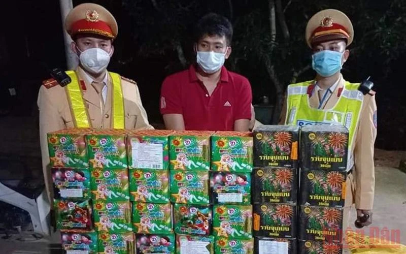 Đối tượng Nguyễn Đăng Chung vận chuyển 70kg pháo hoa nổ trái phép bị bắt giữ.