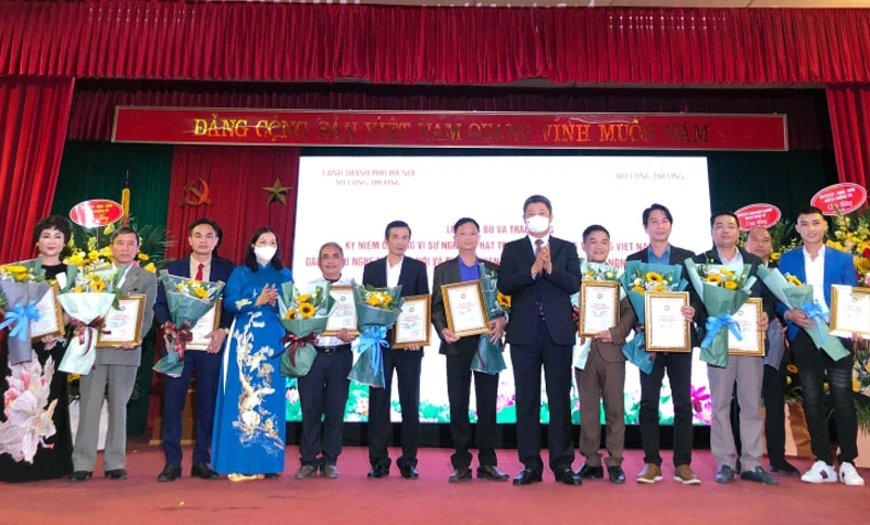 Lãnh đạo TP Hà Nội và Sở Công thương Hà Nội trao danh hiệu, bằng khen cho các nghệ nhân tiêu biểu.