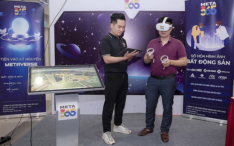 Đại biểu trải nghiệm Ngày hội Đổi mới sáng tạo Thủ đô lần thứ II-năm 2022 trên không gian thực tế ảo.