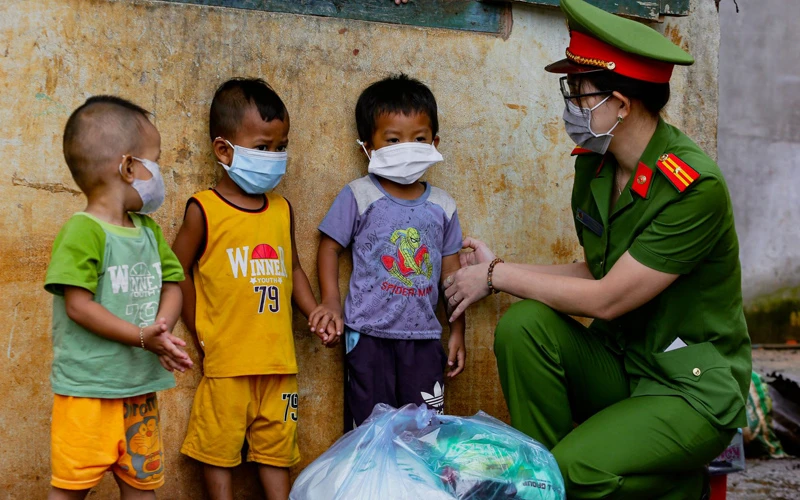 Chiến sĩ công an tỉnh Đồng Nai tặng quà cho trẻ em ở thành phố Long Khánh. (Ảnh: Thiên Vương)