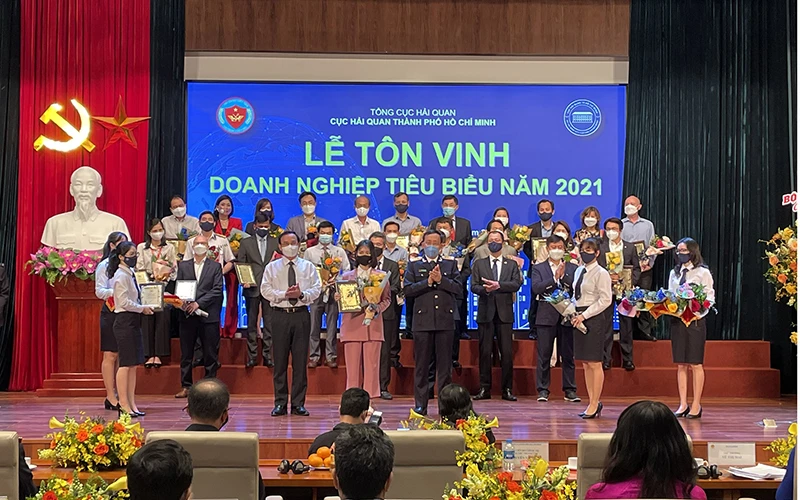 Lãnh đạo Thành phố Hồ Chí Minh và Tổng Cục Hải quan Việt Nam trao bằng vinh danh doanh nghiệp xuất sắc - tiêu biểu năm 2021.