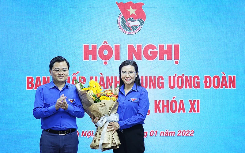 Đồng chí Nguyễn Anh Tuấn, Ủy viên Trung ương Đảng, Bí thư thứ nhất Trung ương Đoàn, tặng hoa chúc mừng đồng chí Nguyễn Phạm Duy Trang.