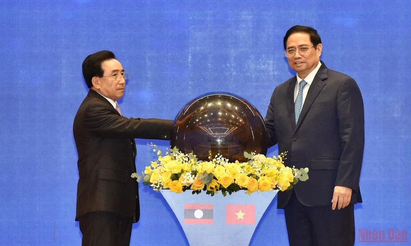  Thủ tướng Phạm Minh Chính và Thủ tướng Lào Phankham Viphavanh thực hiện nghi lễ phát động Năm Đoàn kết Hữu nghị Việt Nam-Lào, Lào-Việt Nam 2022. (Ảnh: Trần Hải)