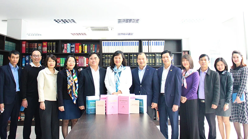 Phó trưởng Ban Tuyên giáo Trung ương Lê Hải Bình cùng lãnh đạo Nhà xuất bản Chính trị quốc gia Sự thật và lãnh đạo Học viện Ngoại giao.
