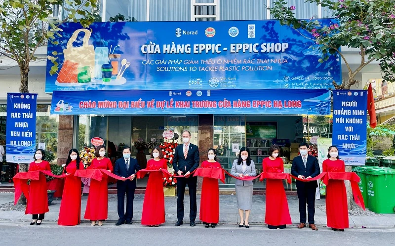 Các đại biểu cắt băng khai trương EPPIC Shop tại TP Hạ Long, tỉnh Quảng Ninh. (Ảnh: UNDP)