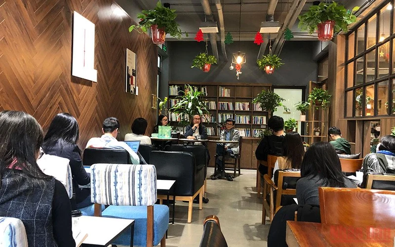 Tác giả Trần Quang Đức (ngồi giữa) chia sẻ với độc giả trong buổi giao lưu ra mắt sách.