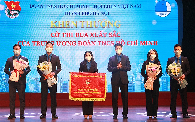 Đồng chí Ngô Văn Cương, Bí thư Trung ương Đoàn (thứ 3 từ phải sang) trao Cờ thi đua tặng Thành đoàn Hà Nội trong khuôn khổ hội nghị.