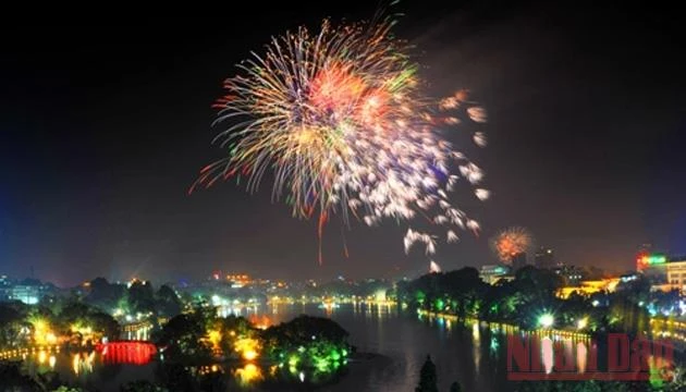 Bắn pháo hoa đêm giao thừa tại Hà Nội. (Ảnh: DUY LINH)