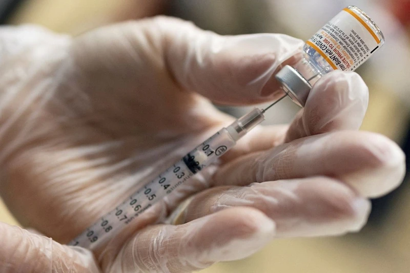 Chuẩn bị tiêm vaccine ngừa Covid-19 Pfizer-BioNTech cho trẻ em ở Pennsylvania, Mỹ. Ảnh: Reuters.