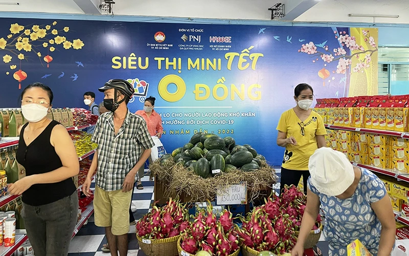 Người có hoàn cảnh khó khăn của quận Phú Nhuận sắm Tết tại siêu thị 0 đồng. 