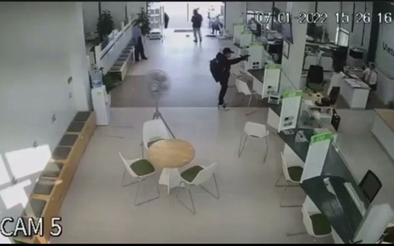 Hình ảnh tên cướp trong phòng giao dịch ngân hàng được camera ghi lại.