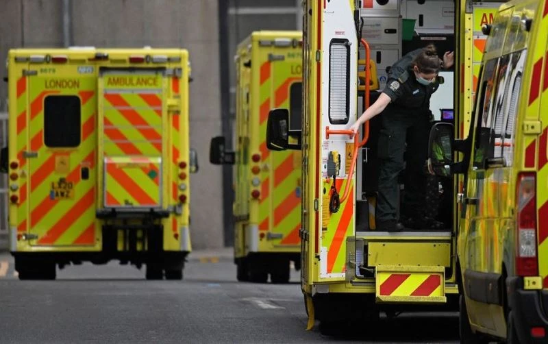 Nhân viên y tế trên xe cấp cứu bên ngoài Bệnh viện Hoàng gia London, Anh, ngày 7/1/2022. (Ảnh: REUTERS)