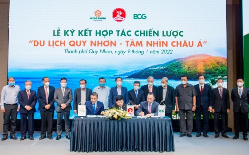 Nghi thức ký kết hợp tác chiến lược “Du lịch Quy Nhơn-Tầm nhìn châu Á” tại thành phố Quy Nhơn, tỉnh Bình Định.
