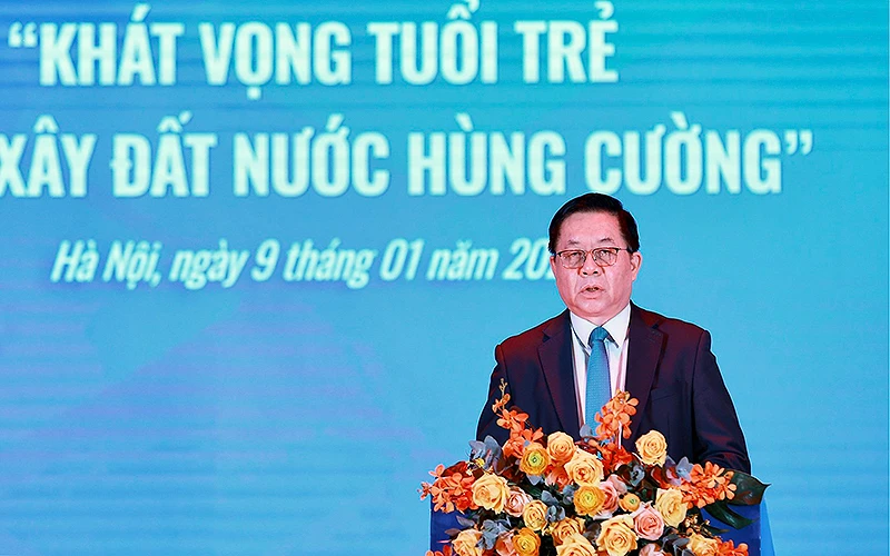 Đồng chí Nguyễn Trọng Nghĩa phát biểu ý kiến tại chung kết Liên hoan.