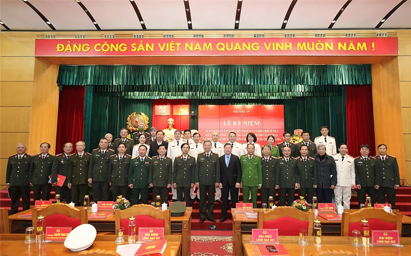 Đồng chí Tô Lâm và các đại biểu dự buổi lễ.