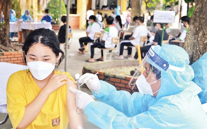 Tiêm vắc-xin cho học sinh huyện Củ Chi. 