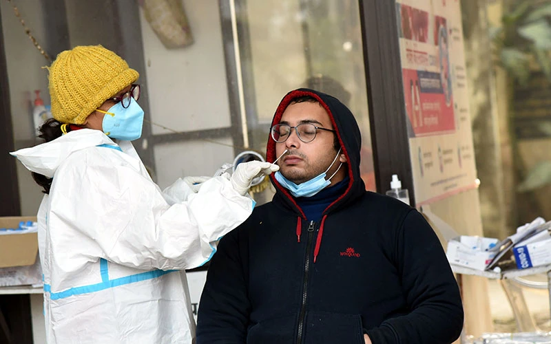 Nhân viên y tế lấy mẫu xét nghiệm Covid-19 cho người dân tại Patna, Ấn Ðộ ngày 6/1. Ảnh TÂN HOA XÃ 