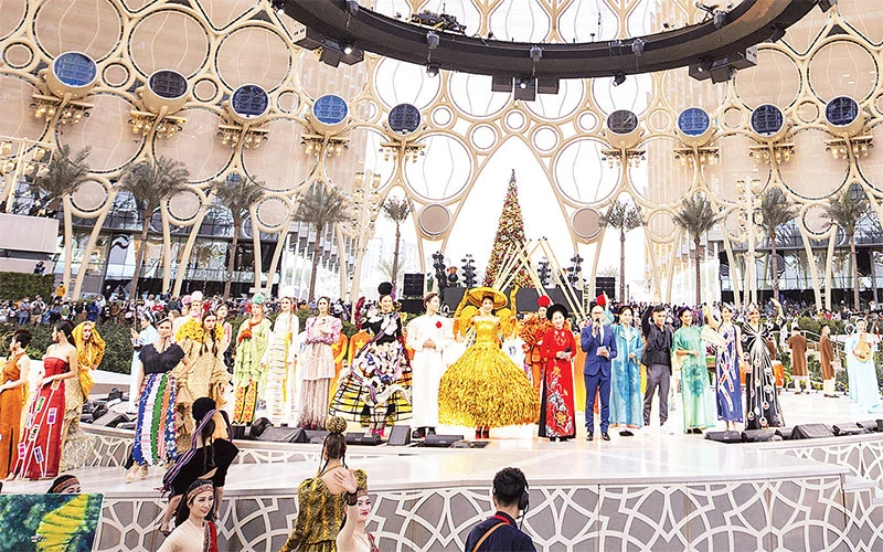 Trình diễn thời trang và nghệ thuật Việt Nam tại Triển lãm Thế giới Expo 2020 Dubai. Ảnh: LAN PHƯƠNG 