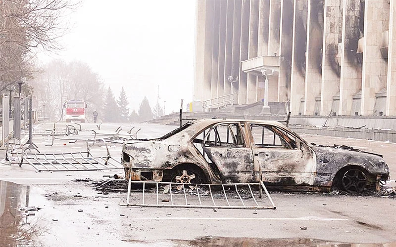 Khung cảnh đường phố sau một cuộc bạo loạn ở thành phố Almaty (Kazakhstan). Ảnh: REUTERS 