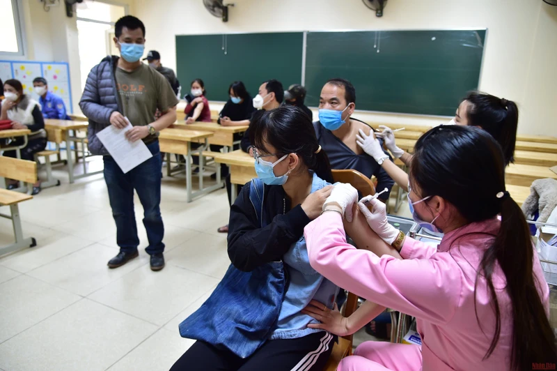 Tiêm vaccine cho người dân Hà Nội. (Ảnh: THÀNH ĐẠT)
