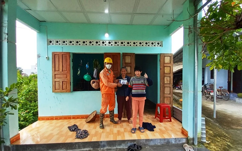 Trao Thẻ bảo hiểm an toàn điện cho hộ gia đình hoàn cảnh khó khăn ở Quảng Nam.
