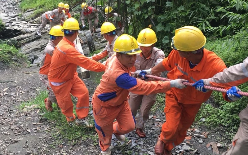 Công nhân Công ty Điện lực Hà Giang kéo điện về vùng cao.