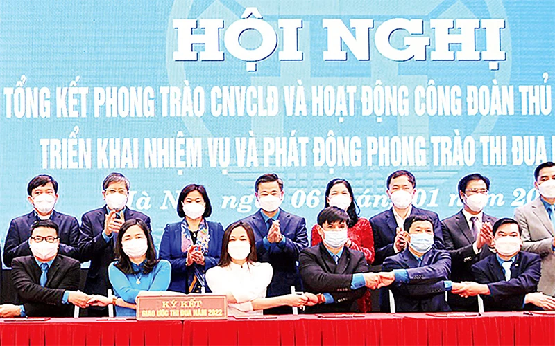 Lễ ký kết giao ước thi đua năm 2022 giữa tám cụm thi đua của Liên đoàn Lao động thành phố Hà Nội. Ảnh: Phạm Hùng