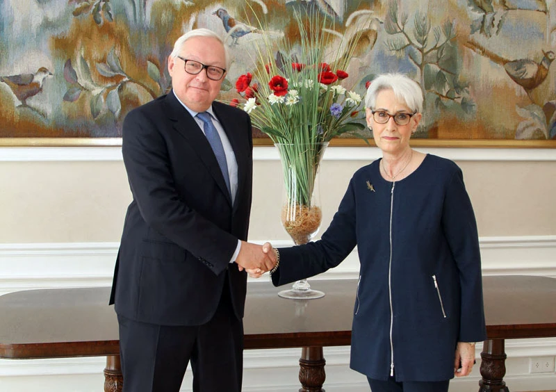 Thứ trưởng Ngoại giao Nga Sergei Ryabkov (trái) và người đồng cấp Mỹ Wendy Sherman trước vòng đối thoại chiến lược thứ 2 ở Geneva, Thụy Sĩ ngày 30/9/2021. (Ảnh tư liệu: AFP/TTXVN)