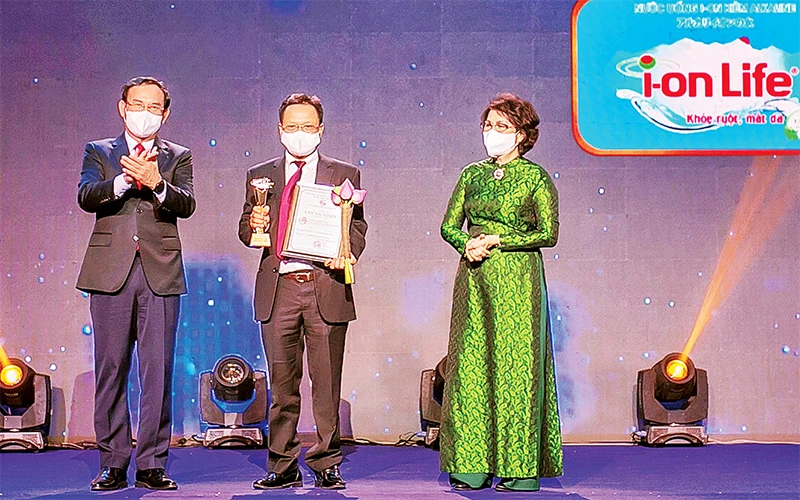 Đại diện Công ty cổ phần Nước Hoàng Minh (đứng giữa) nhận Giải thưởng “Thương hiệu Vàng thành phố Hồ Chí Minh”.