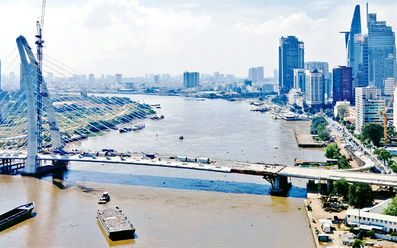 Công trình cầu Thủ Thiêm 2 băng qua sông Sài Gòn nối quận 1 và thành phố Thủ Đức phấn đấu đưa vào hoạt động dịp 30/4/2022.