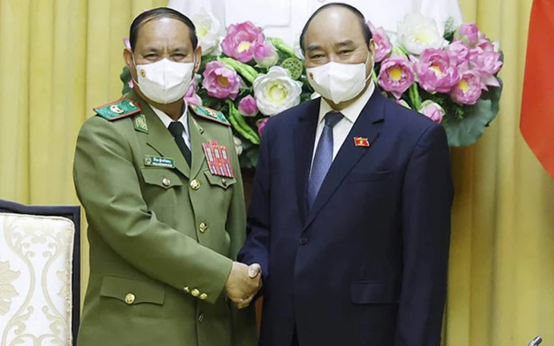Chủ tịch nước Nguyễn Xuân Phúc tiếp Bộ trưởng Công an Lào Vilay Lakhamphong. (Ảnh: Thống Nhất/TTXVN)