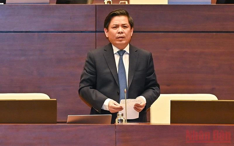 Bộ trưởng Giao thông vận tải Nguyễn Văn Thể báo cáo giải trình một số vấn đề đại biểu Quốc hội quan tâm. (Ảnh: LINH KHOA)