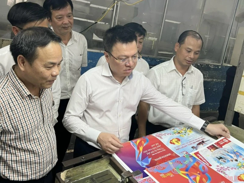 Tổng Biên tập Lê Quốc Minh đã ký và nhấn nút phát lệnh in ấn phẩm Xuân Nhân Dân Nhâm Dần 2022.