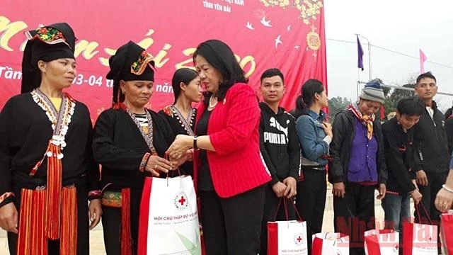 Trao quà cho người nghèo ở huyện Văn Yên (Yên Bái).