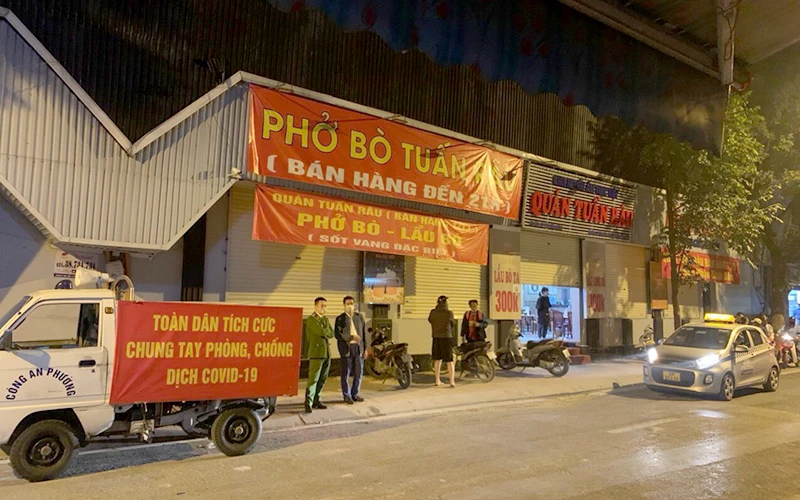 Lực lượng chức năng phường Trúc Bạch (quận Ba Đình, Hà Nội) nhắc nhở cửa hàng kinh doanh ăn uống đóng cửa trước 21 giờ.