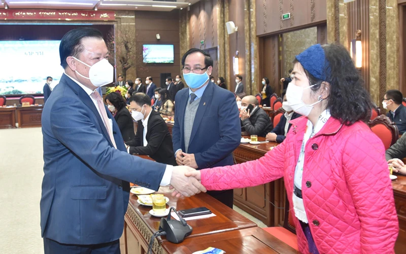 Bí thư Thành ủy Hà Nội Đinh Tiến Dũng trò chuyện với các đại biểu.
