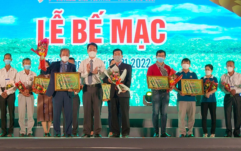 Chủ tịch UBND tỉnh Vĩnh Long Lữ Quang Ngời trao giải Nhất cuộc thi Gạo ngon thương hiệu Việt cho sản phẩm gạo Ngọc trời Thiên Vương (LT 28) của Công ty cổ phần Tập đoàn Lộc Trời.