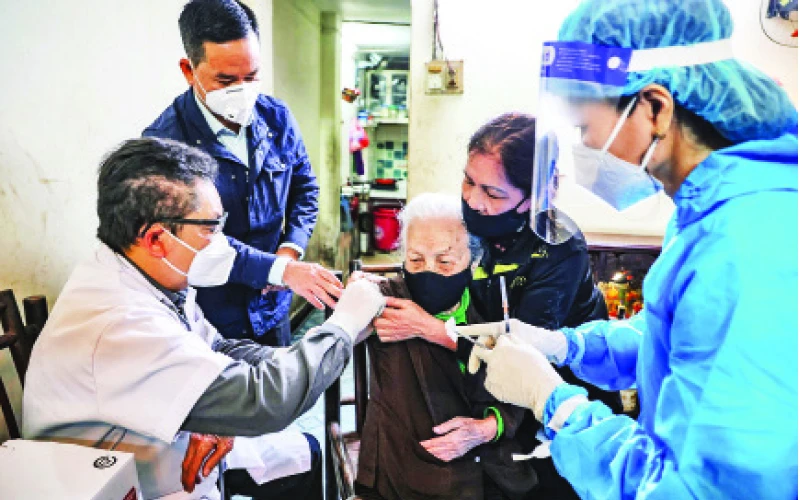 Tổ tiêm vắc-xin phòng Covid-19 lưu động phường Phúc Tân (quận Hoàn Kiếm) tiêm cho người cao tuổi tại nhà. 