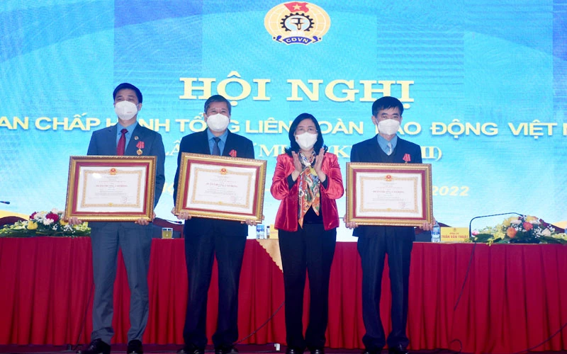 Đồng chí Bùi Thị Minh Hoài thay mặt lãnh đạo Đảng, Nhà nước trao Huân chương Lao động tặng các đồng chí lãnh đạo Tổng Liên đoàn lao động Việt Nam.
