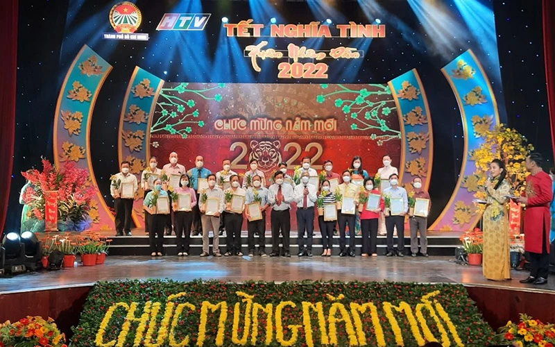 Lãnh đạo Thành phố Hồ Chí Minh chụp ảnh lưu niệm với các mạnh thường quân, doanh nghiệp, đơn vị… tại Chương trình “Tết nghĩa tình - Xuân Nhâm Dần 2022”.