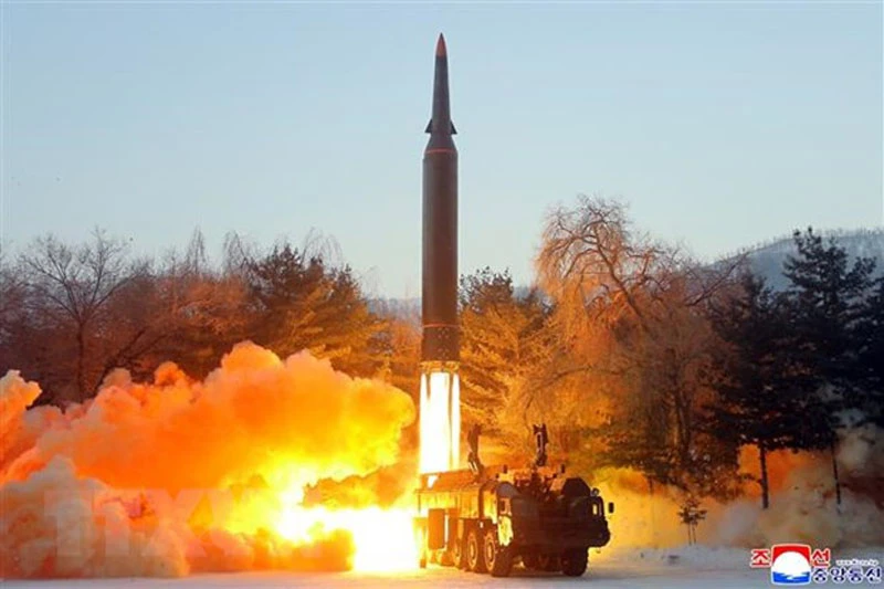 Tên lửa siêu thanh kiểu mới của Triều Tiên được phóng từ tỉnh miền bắc Jagang. (Ảnh: KCNA/TTXVN)