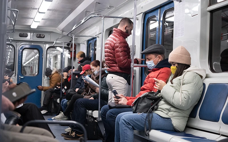 Người dân Moskva đi tàu điện ngầm. (Ảnh: THANH THỂ)